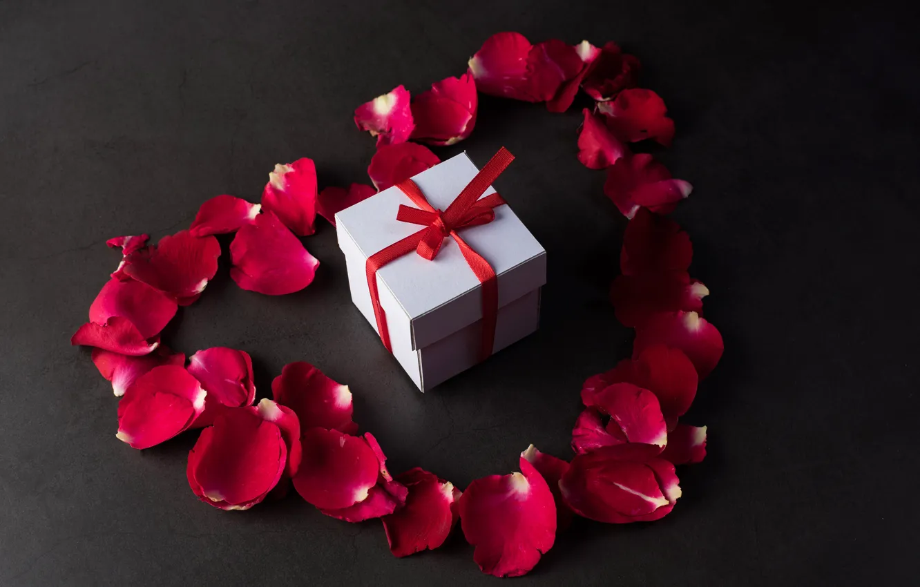 Фото обои подарок, лепестки, лента, бант, Valentine's Day, коробочка