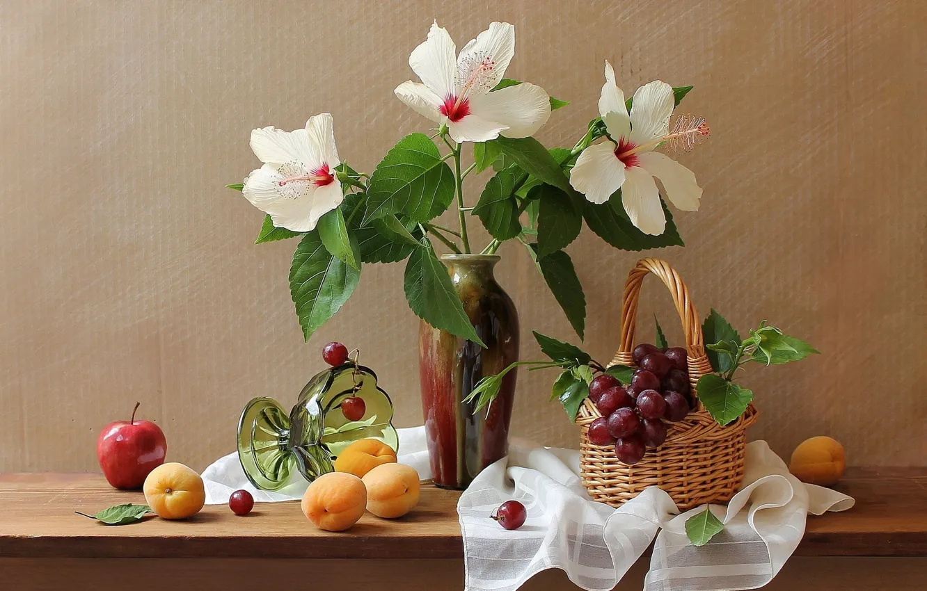 Фото обои цветы, яблоко, виноград, ваза, натюрморт, корзинка, абрикосы, гибискус