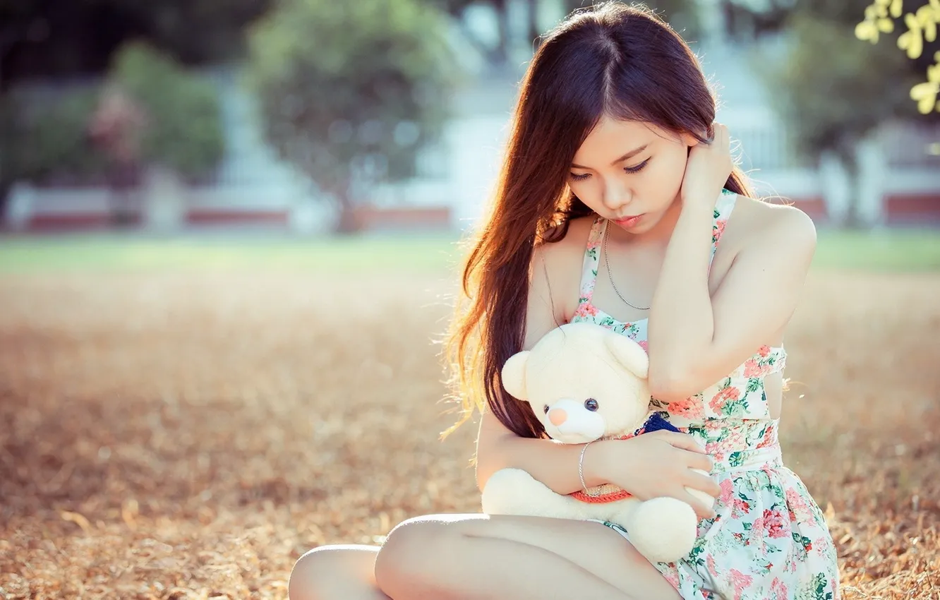 Фото обои игрушка, азиатка, жест, toy, asian, teddy bear, плюшевый мишка, милая девушка