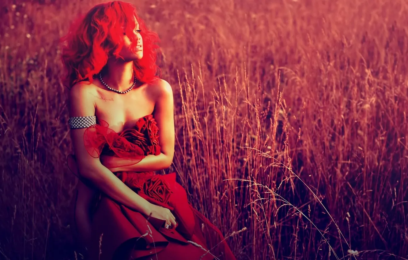 Фото обои девушка, голая, платье, певица, rihanna, рианна