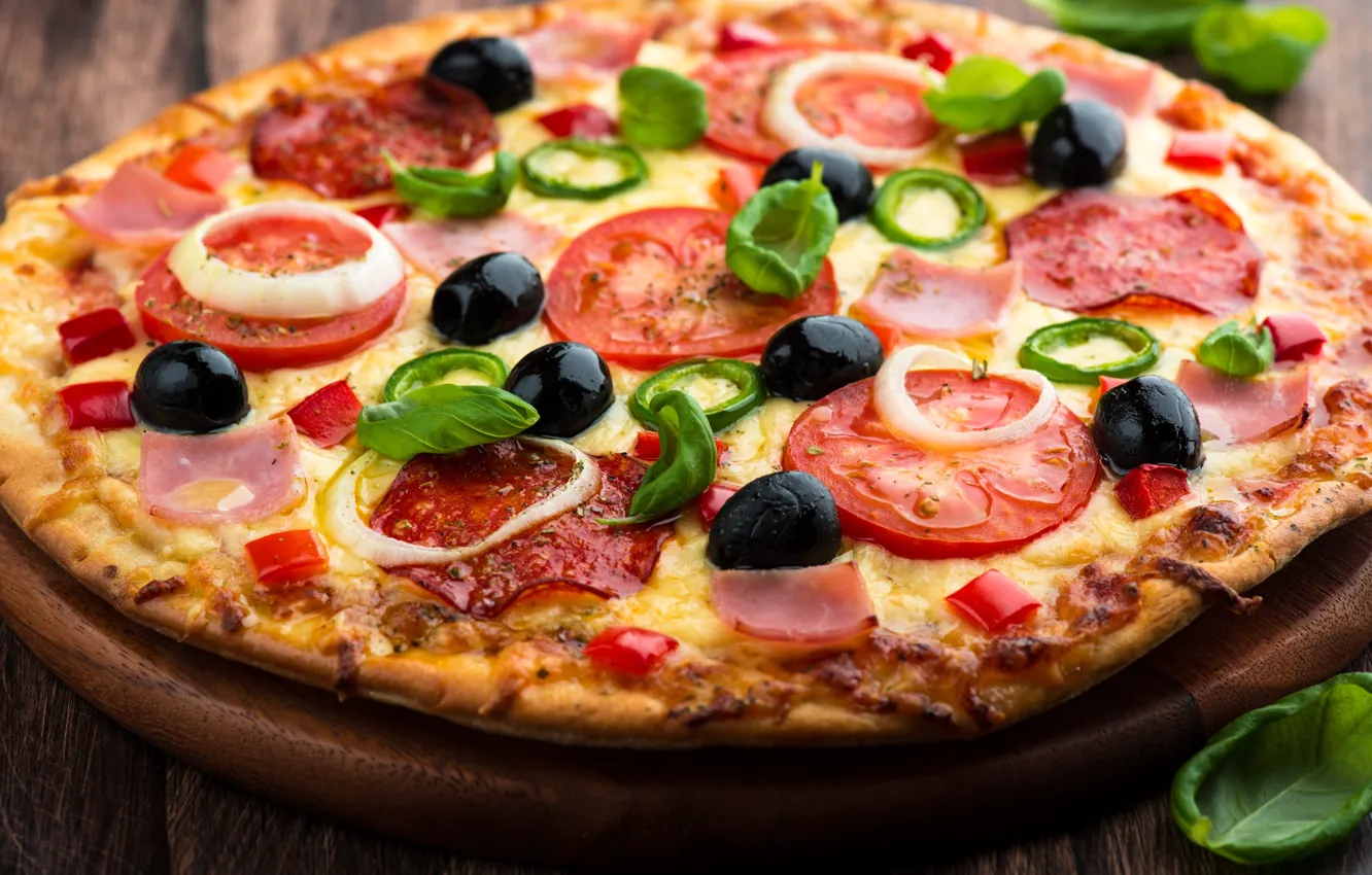 Фото обои сыр, лук, пицца, помидоры, блюдо, маслины, тесто, ветчина