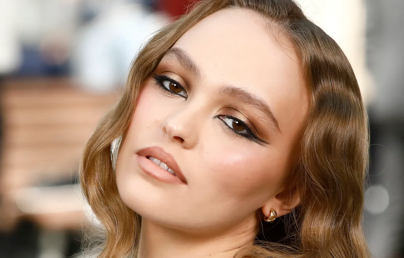 Фото обои взгляд, поза, модель, портрет, макияж, актриса, Лили-Роуз Депп, Lily-Rose Depp