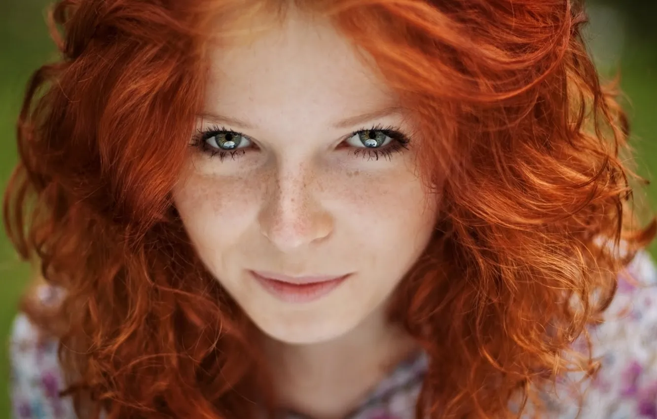 Фото обои взгляд, девушка, улыбка, волосы, веснушки, рыжая