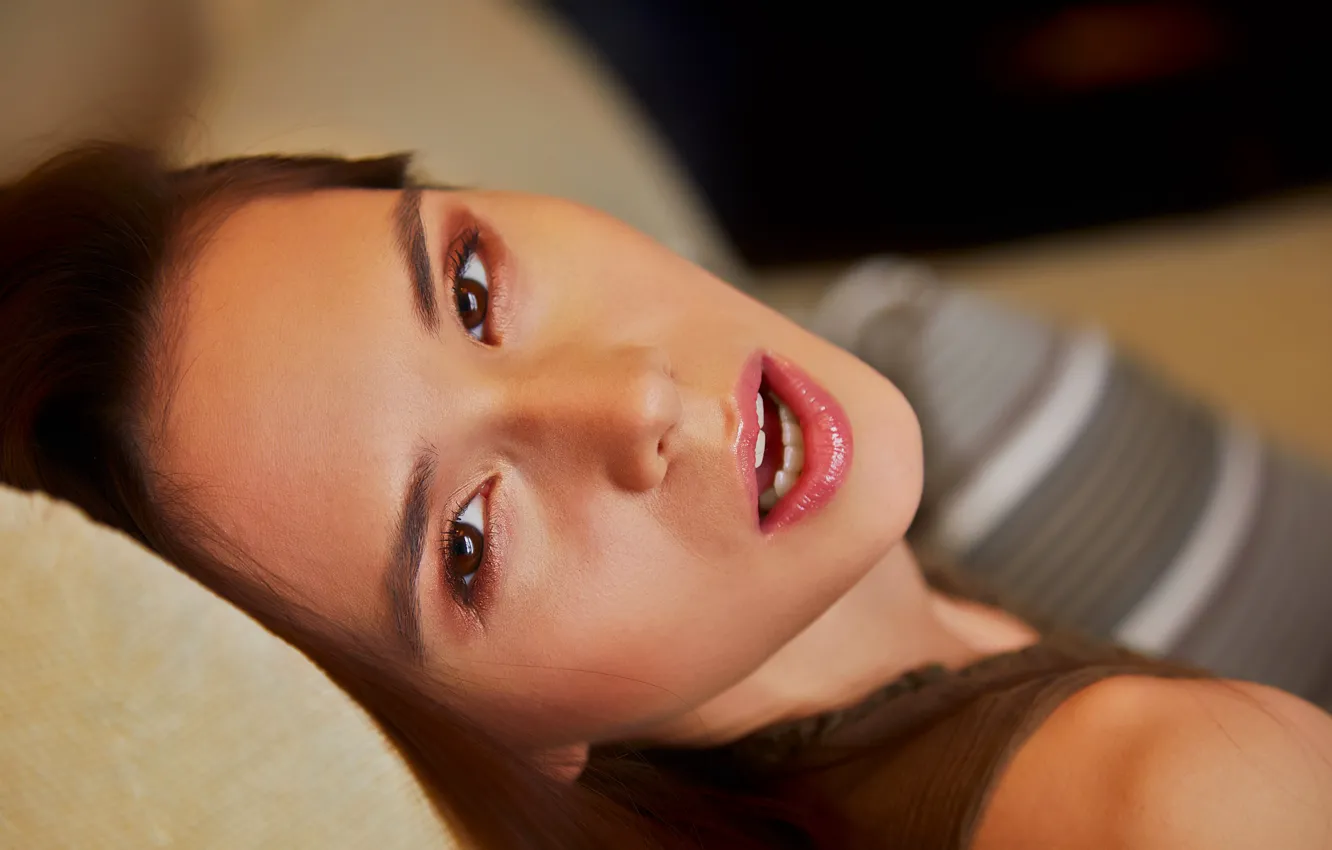 Фото обои woman, young, focus, face, brunette, pose, mouth, thin