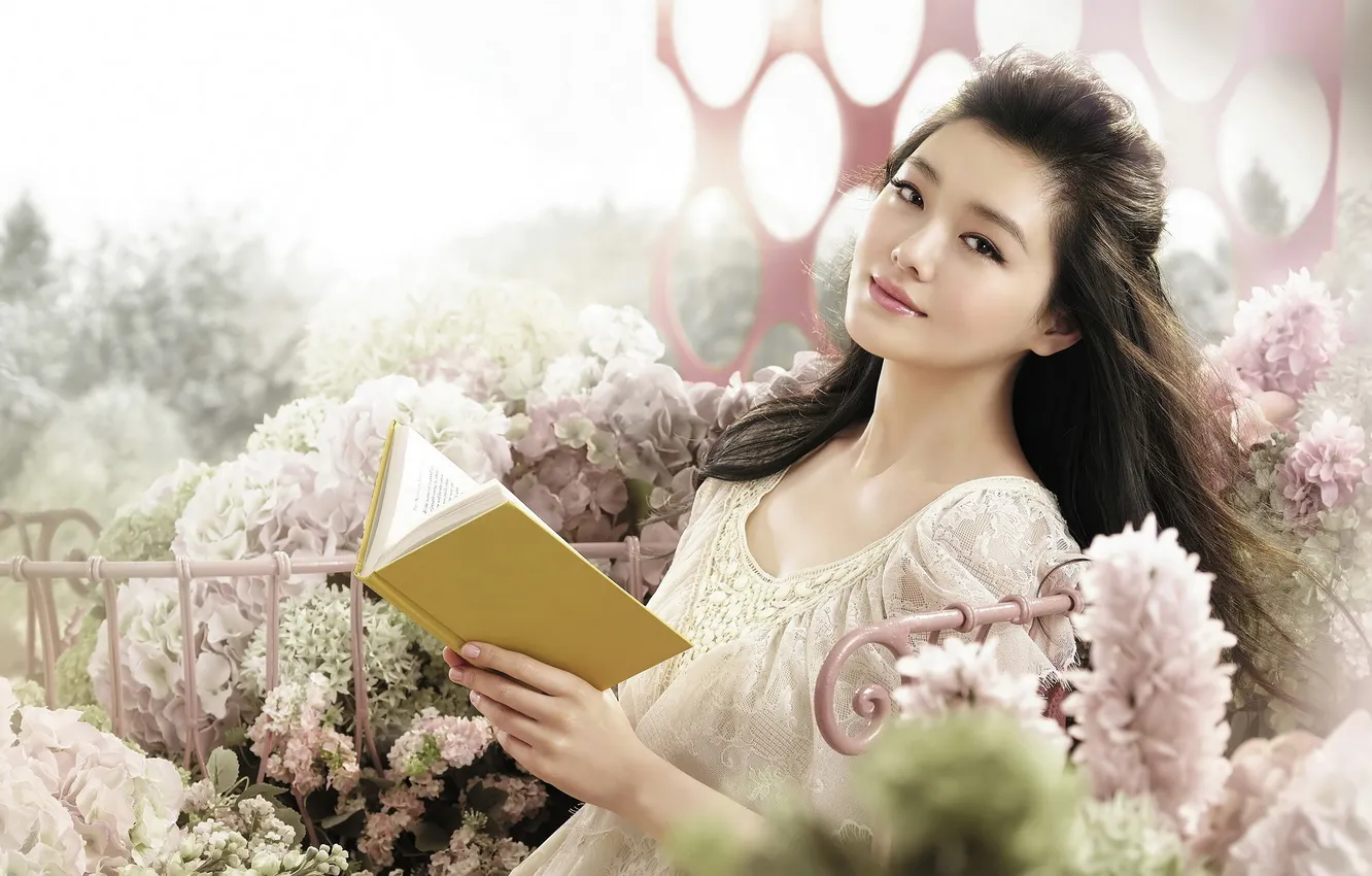 Фото обои девушка, цветы, брюнетка, книга, восток, нежно, пастельный тон