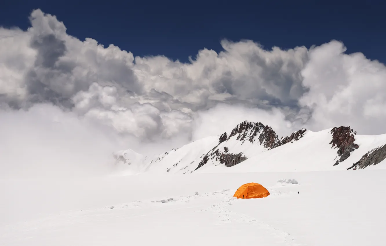 Фото обои снег, Горы, мороз, вершина, палатка, туристы