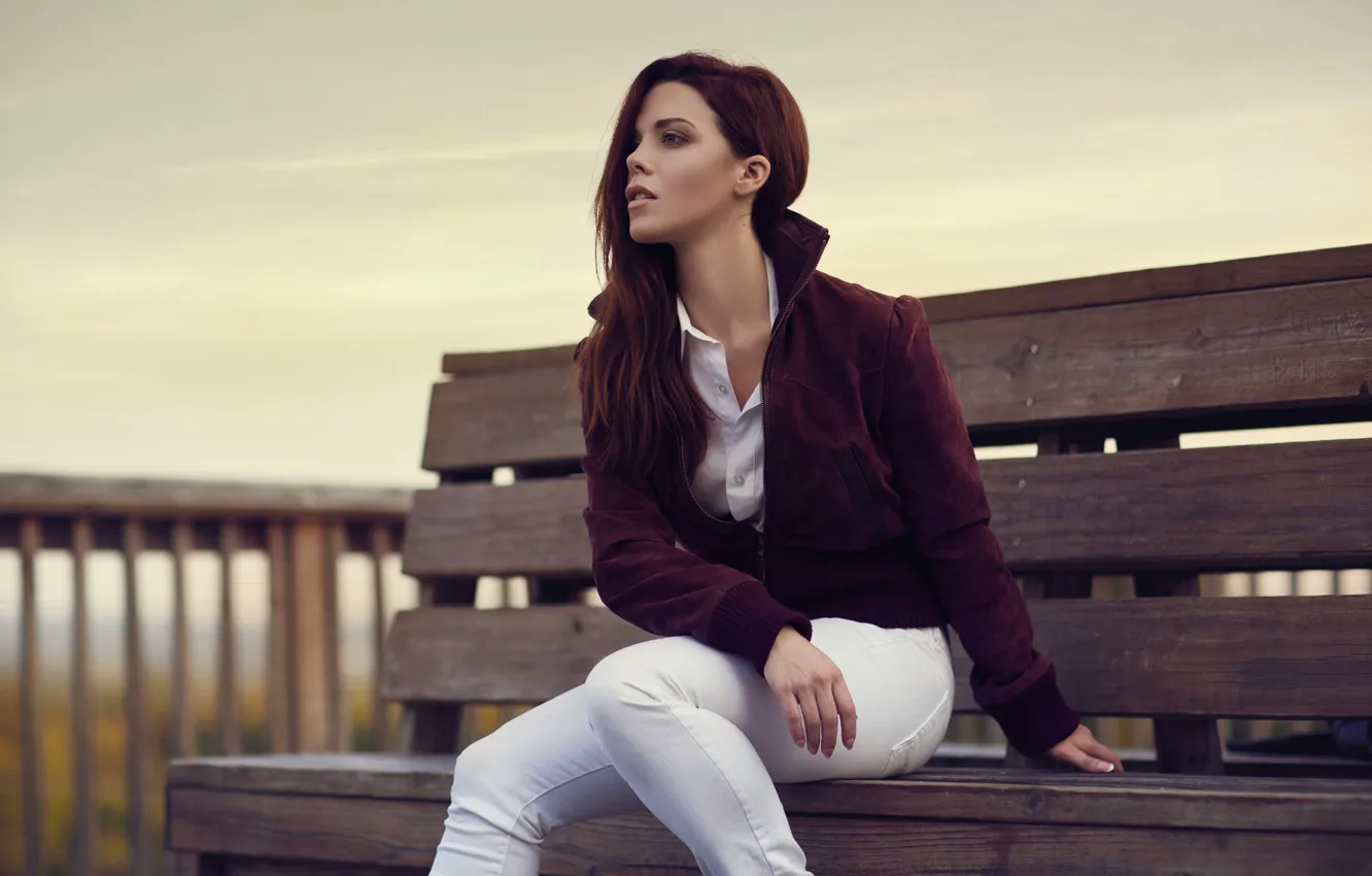 Фото обои взгляд, девушка, скамейка, wood, hair, bench, eye, sweater