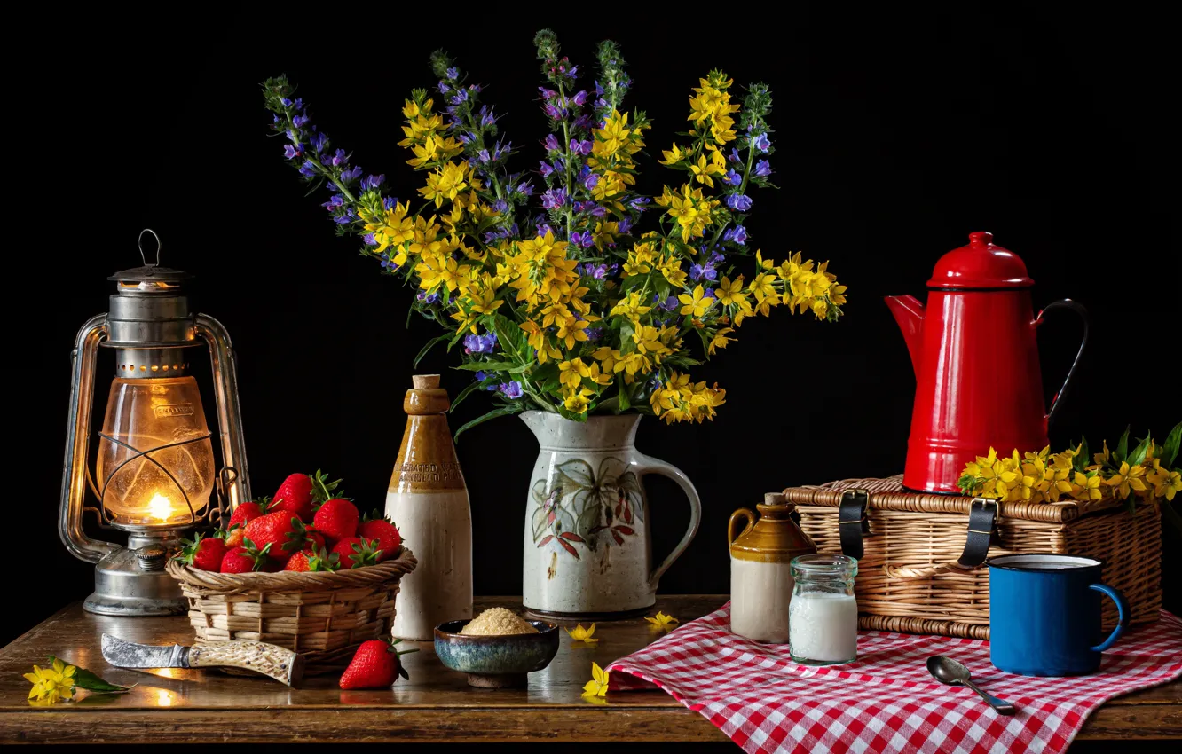 Фото обои цветы, ягоды, стол, лампа, клубника, кружка, кувшин, натюрморт
