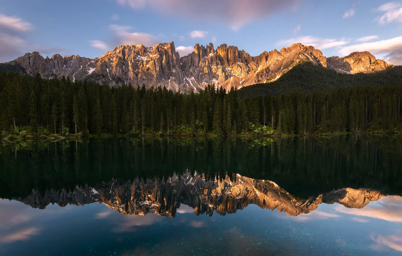 Фото обои лес, горы, отражение, водоем, озеро Карецца