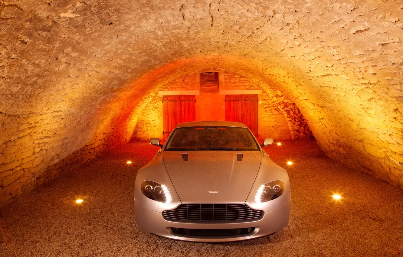 Фото обои Aston Martin, V8 Vantage, погреб