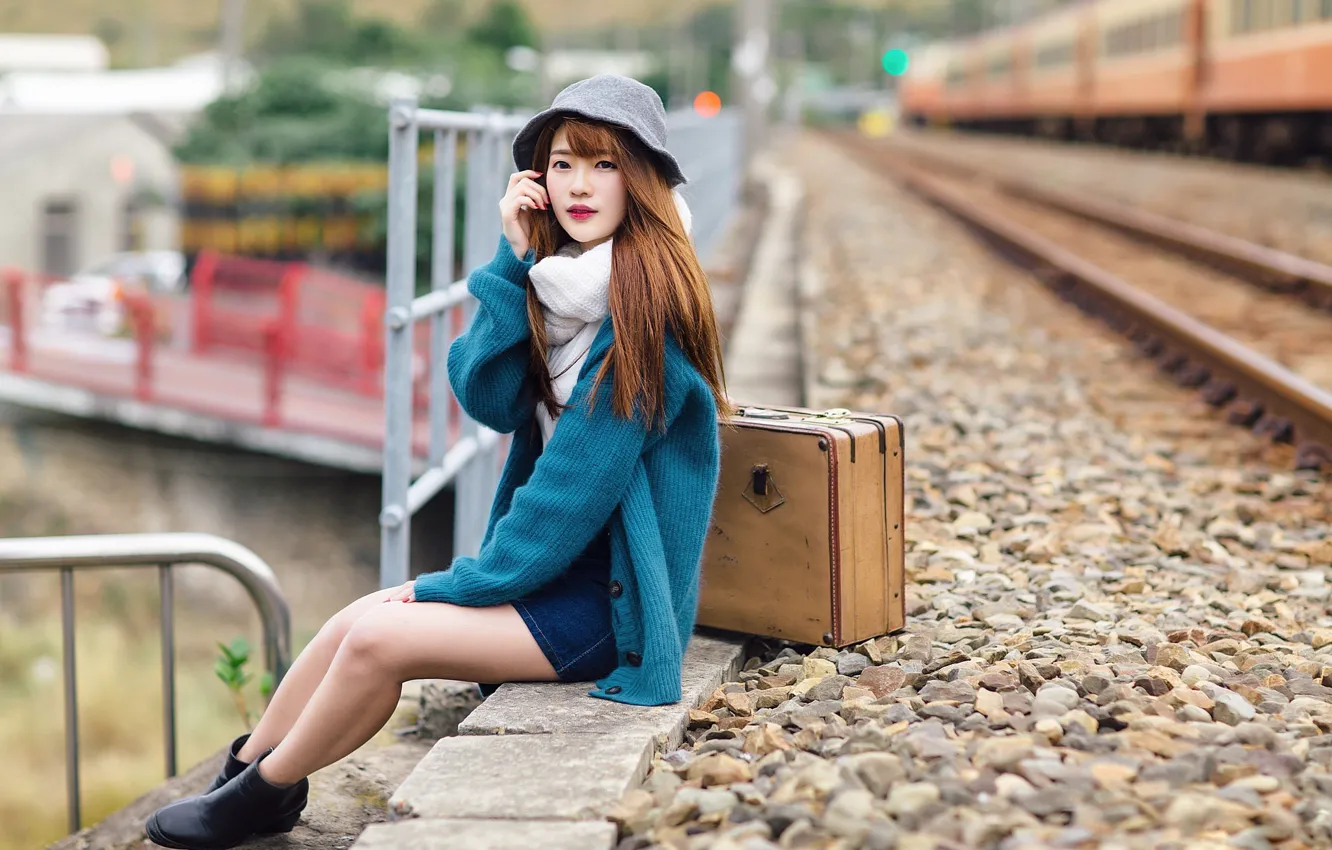 Фото обои девушка, вокзал, чемодан, азиатка, милашка, боке