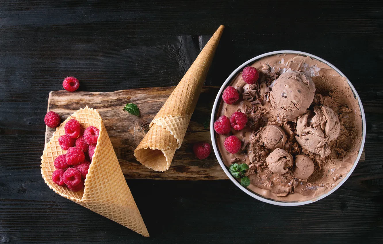 Фото обои шарики, ягоды, мороженое, шоколадное, вафельный рожок, Natasha Breen