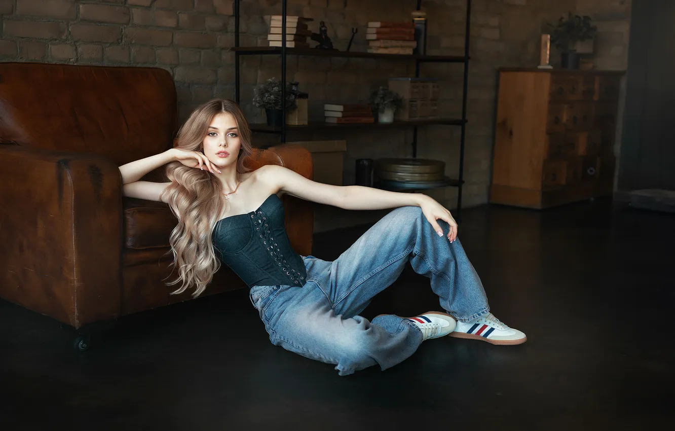 Фото обои girl, brown eyes, photo, photographer, model, jeans, blonde, top