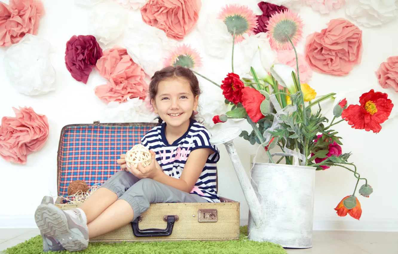 Фото обои цветы, дети, настроение, девочка, лейка, чемодан, ребёнок