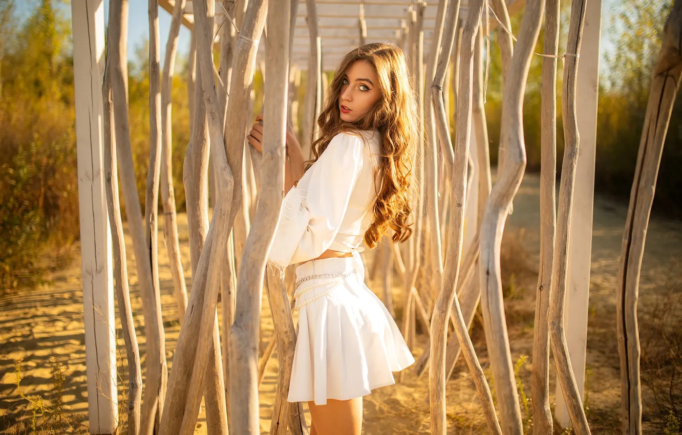 Фото обои девушка, field, model, women, brunette, standing, red lipstick, white blouse