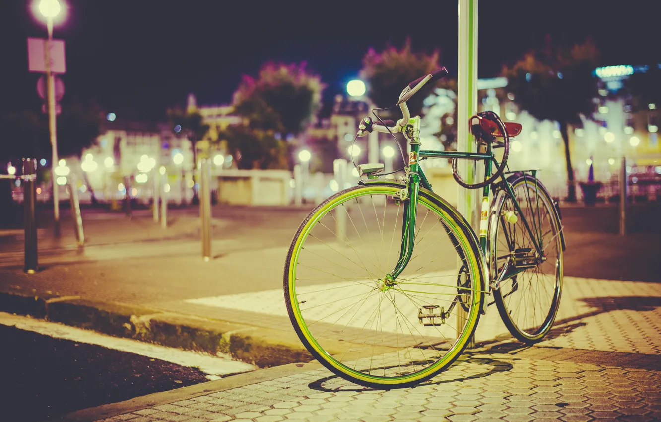 Фото обои свет, велосипед, город, квадратный, фонарный столб