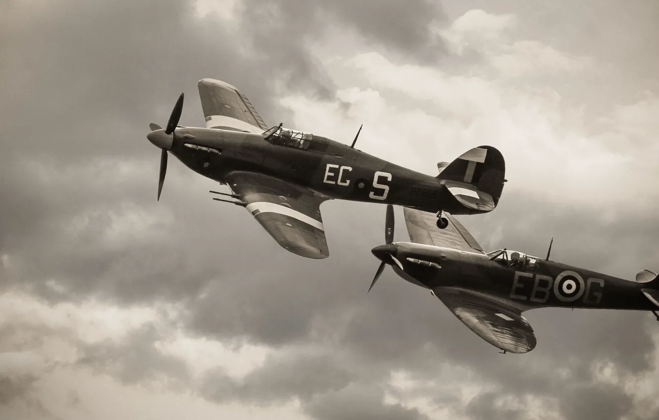 Фото обои небо, облака, полет, самолет, Hawker Hurricane, Supermarine Spitfire