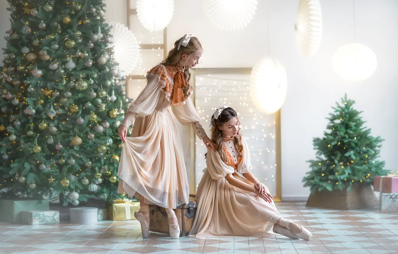 Фото обои украшения, поза, девушки, комната, праздник, елка, Новый год, балерина