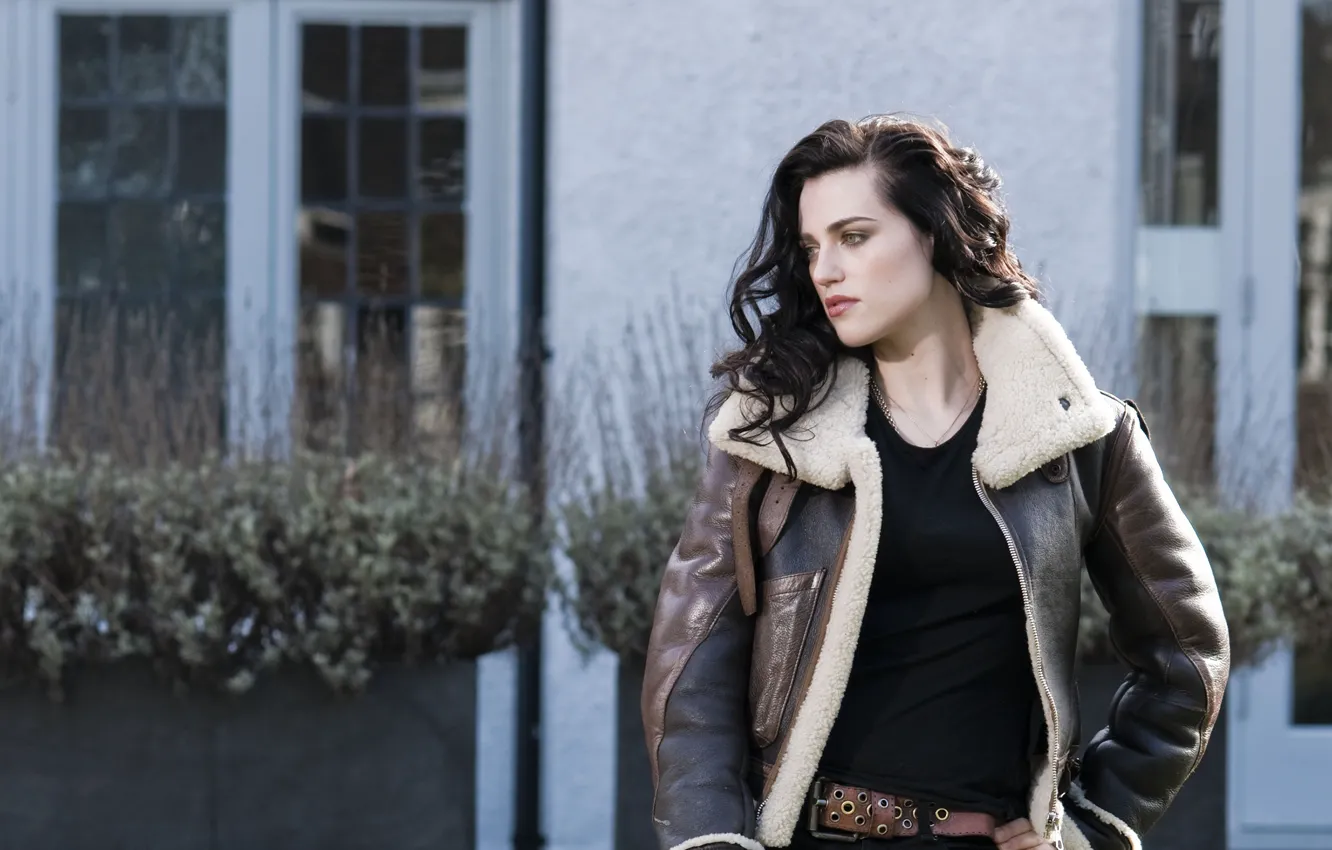 Фото обои взгляд, девушка, поза, фигура, актриса, куртка, hair, Katie McGrath