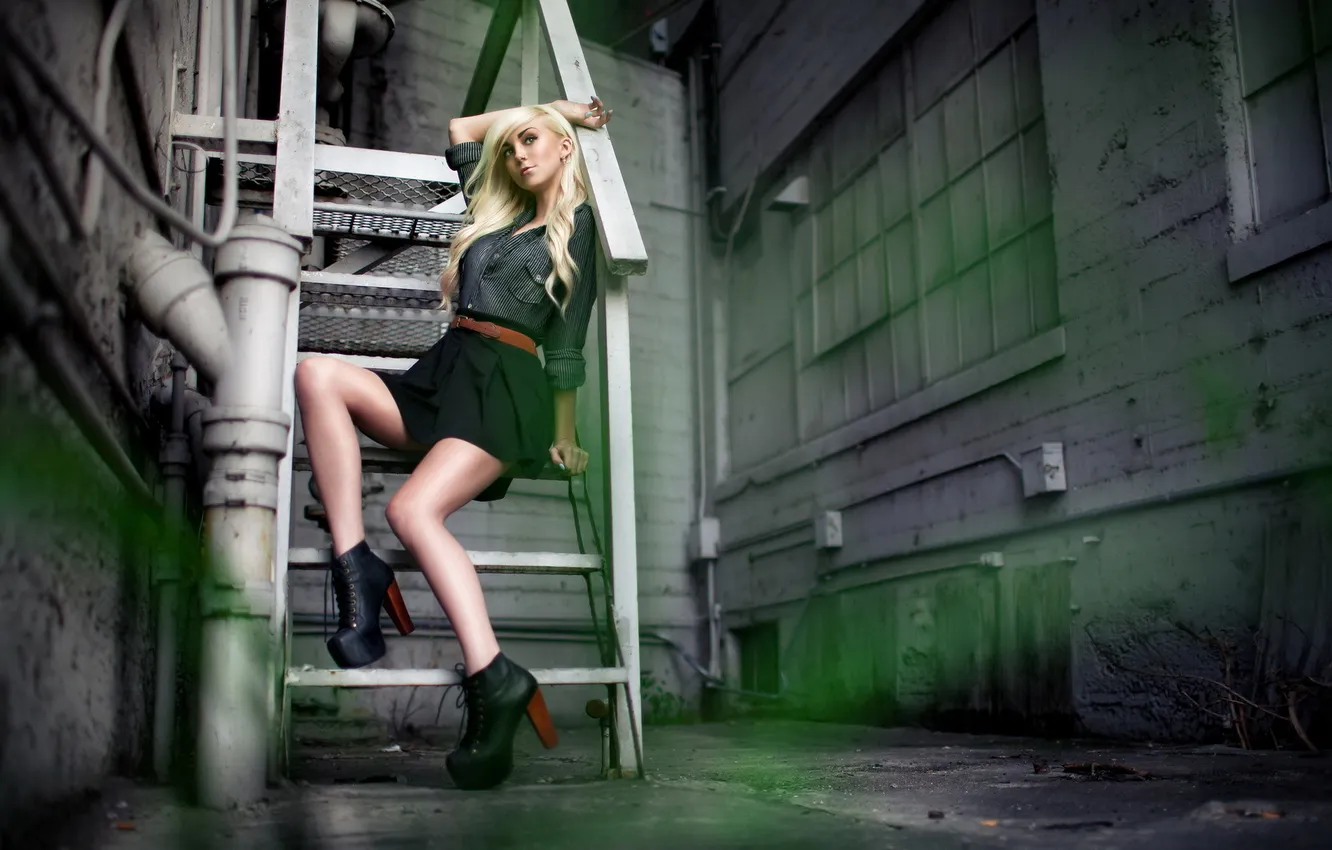 Фото обои девушка, поза, фон, Heather Kerns