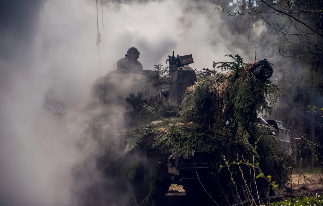 Фото обои Дым, Танк, NATO, Challenger 2, НАТО, Камуфляж, Спереди, Челленджер 2