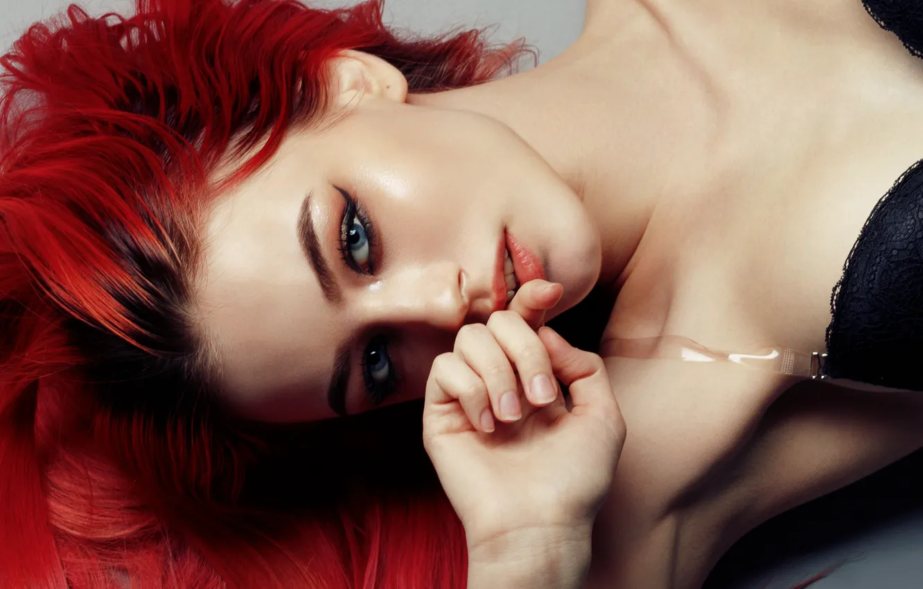 Фото обои взгляд, девушка, лицо, рука, макияж, красные волосы, Евгений Булатов, Виктория Бобина