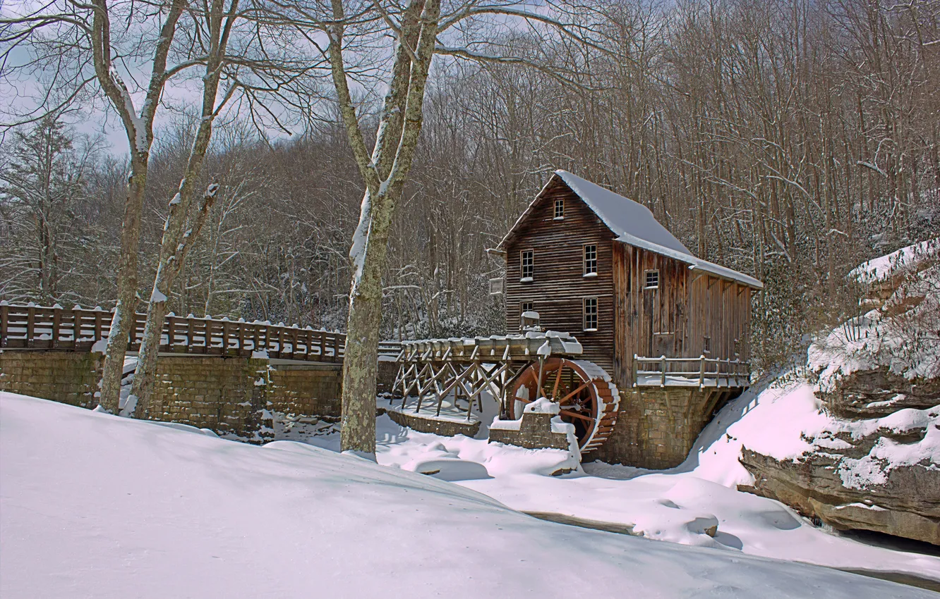 Фото обои зима, снег, деревья, мост, дом, река, колесо, мельница