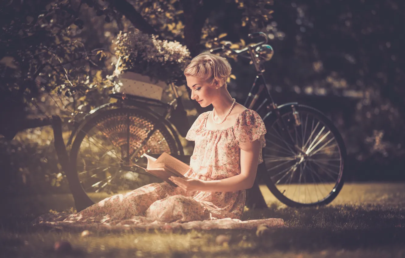 Фото обои трава, листья, девушка, цветы, природа, велосипед, стиль, ретро