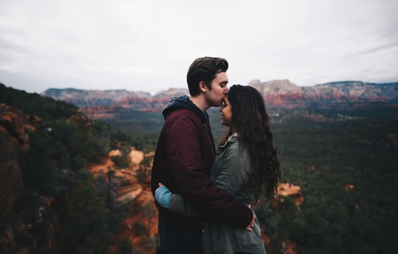 Фото обои девушка, любовь, природа, скалы, поцелуй, парень