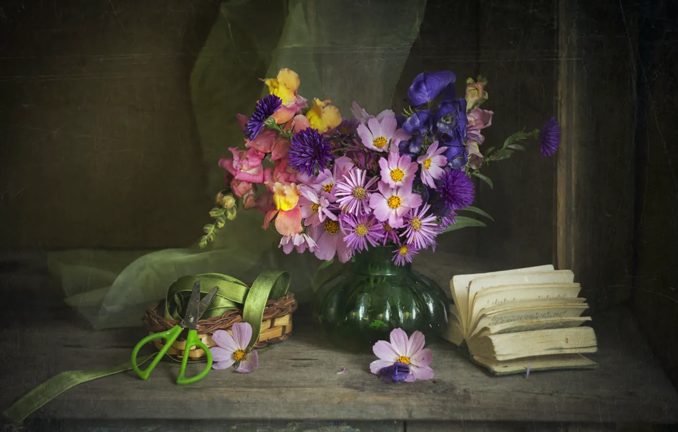 Фото обои цветы, букет, лента, ткань, книга, корзинка, ножницы, вазочка