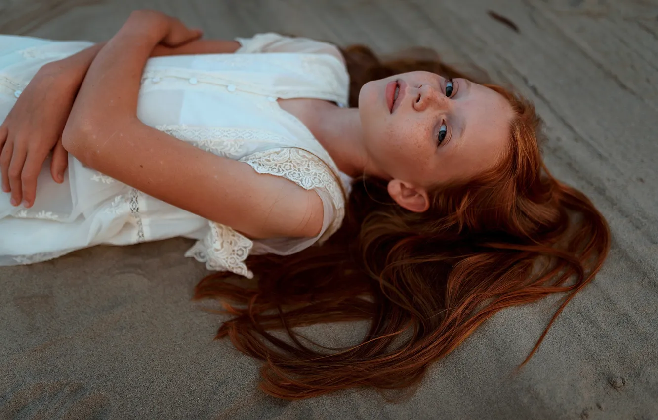 Фото обои песок, девочка, веснушки, Ульяна Найденкова