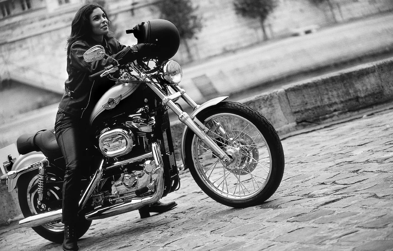 Фото обои девушка, мотоцикл, шлем, байк, Harley davidson