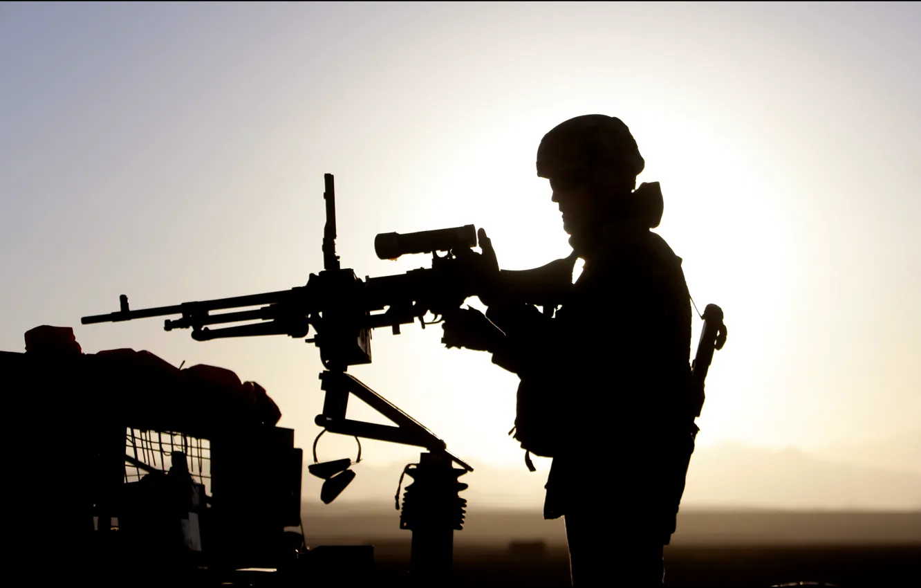 Фото обои закат, силуэт, солдат, пулемет, американская армия