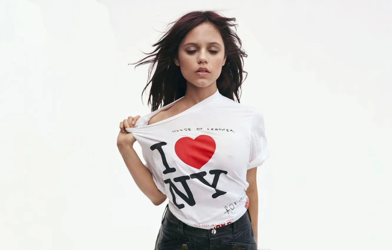Фото обои girl, nipples, hair, look, actress, t-shirt, no bra, Jenna Ortega