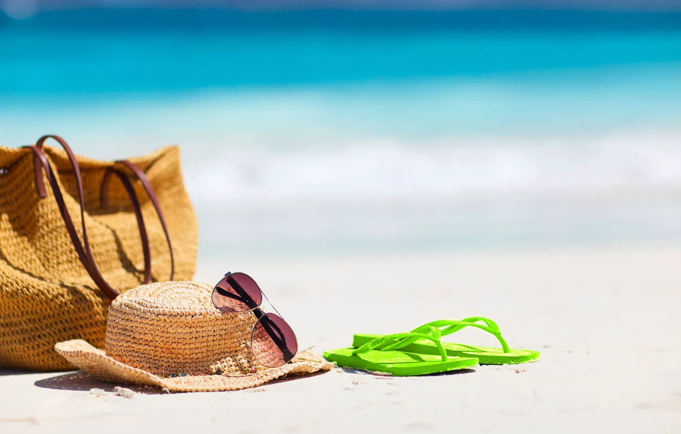 Фото обои песок, море, пляж, лето, очки, шляпка, сумка, вьетнамки