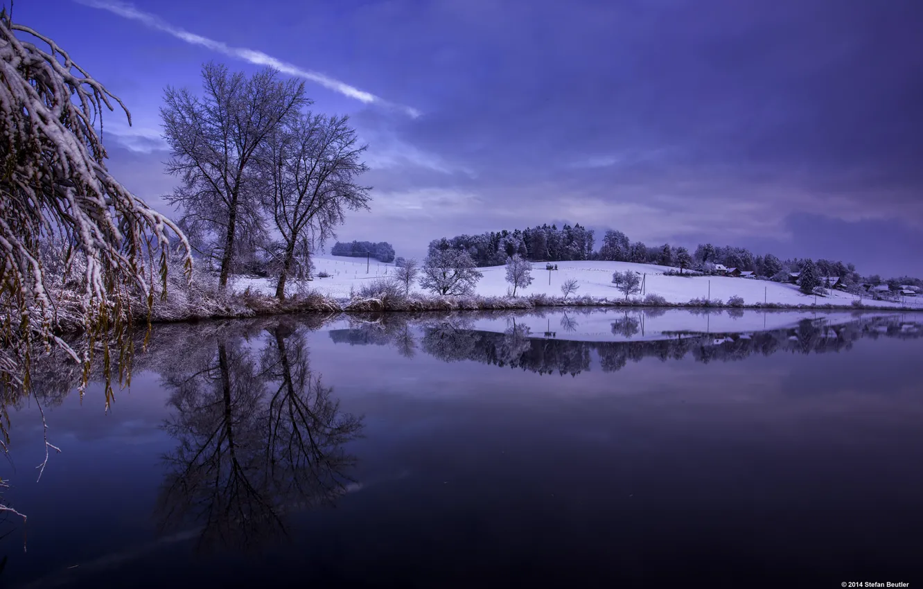 Фото обои небо, вода, снег, деревья, гладь, отражение, река, холмы