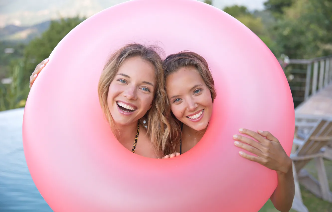 Фото обои happy, smile, ring, models, floater, cute, Clover, outdoor