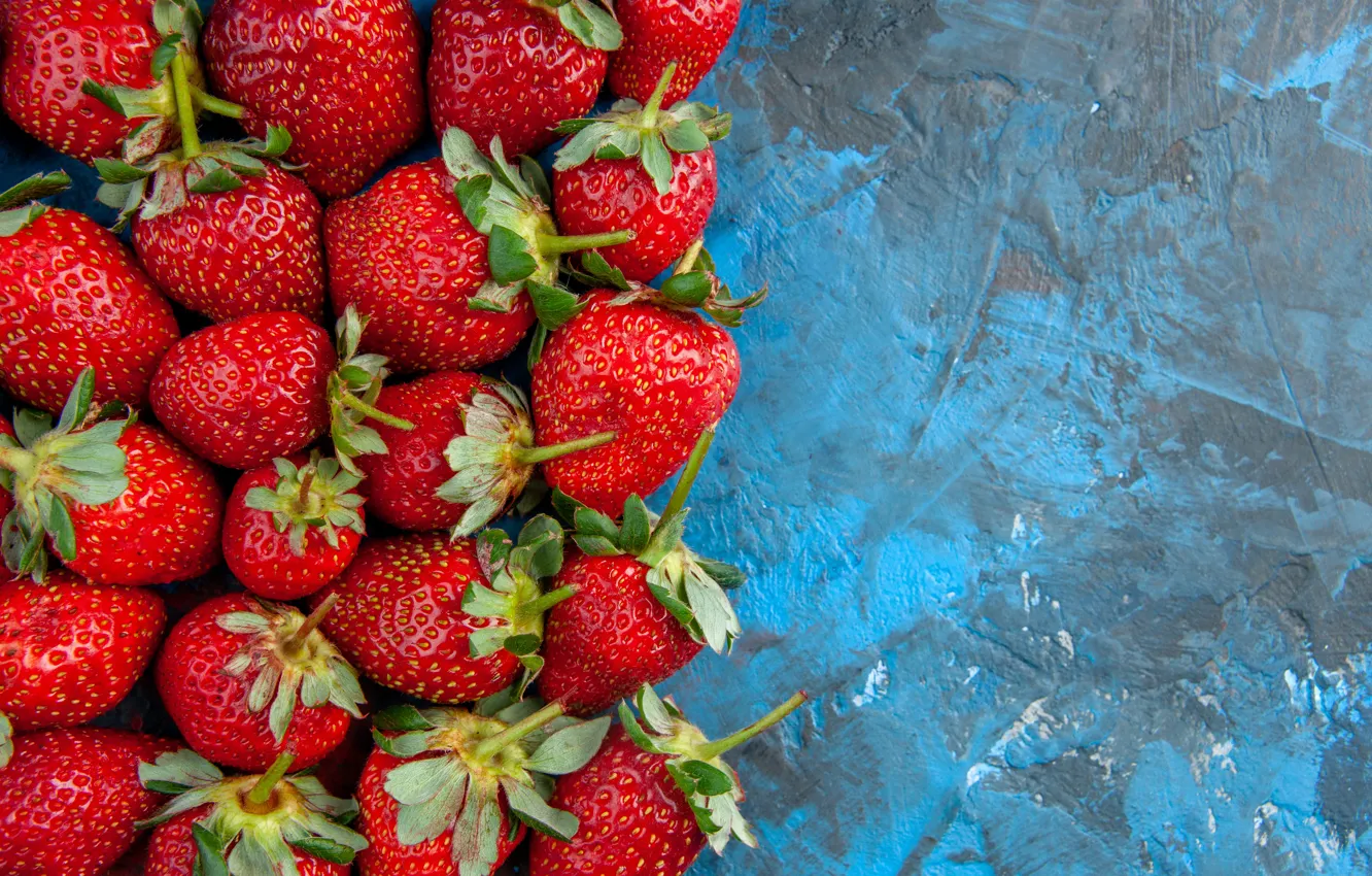 Фото обои ягоды, клубника, синий фон