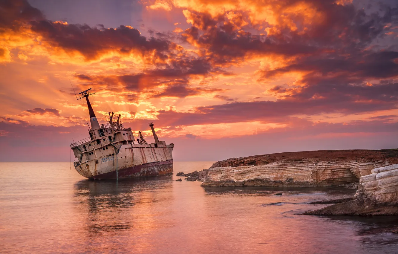 Фото обои море, небо, облака, закат, камни, берег, корабль, горизонт