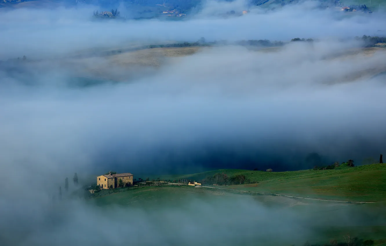 Фото обои трава, туман, дом, холмы, Италия, Тоскана