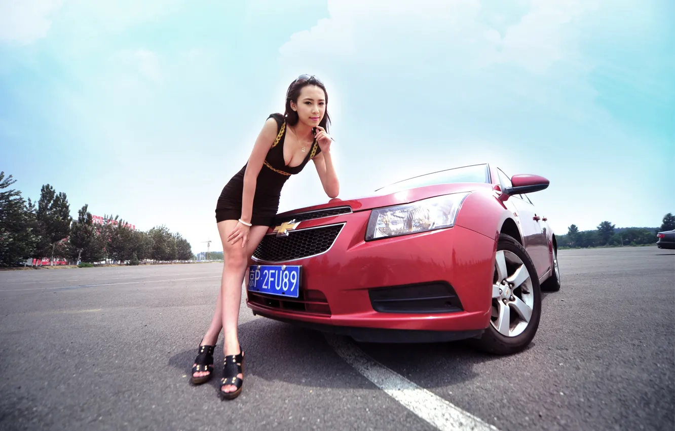 Фото обои взгляд, Девушки, Chevrolet, азиатка, красивая девушка, красный авто, позирует над машиной