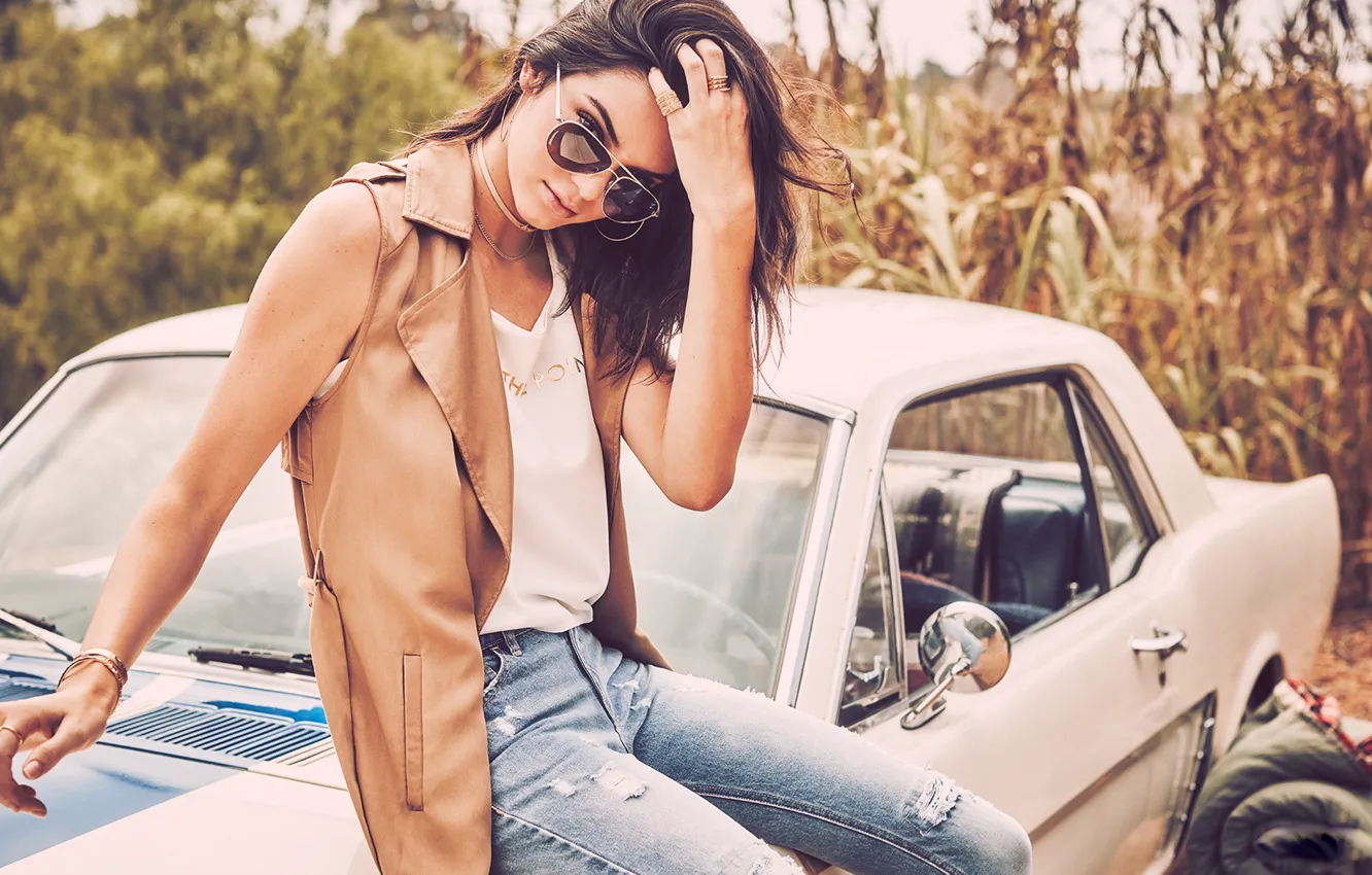 Фото обои авто, девушка, украшения, поза, модель, джинсы, очки, блузка