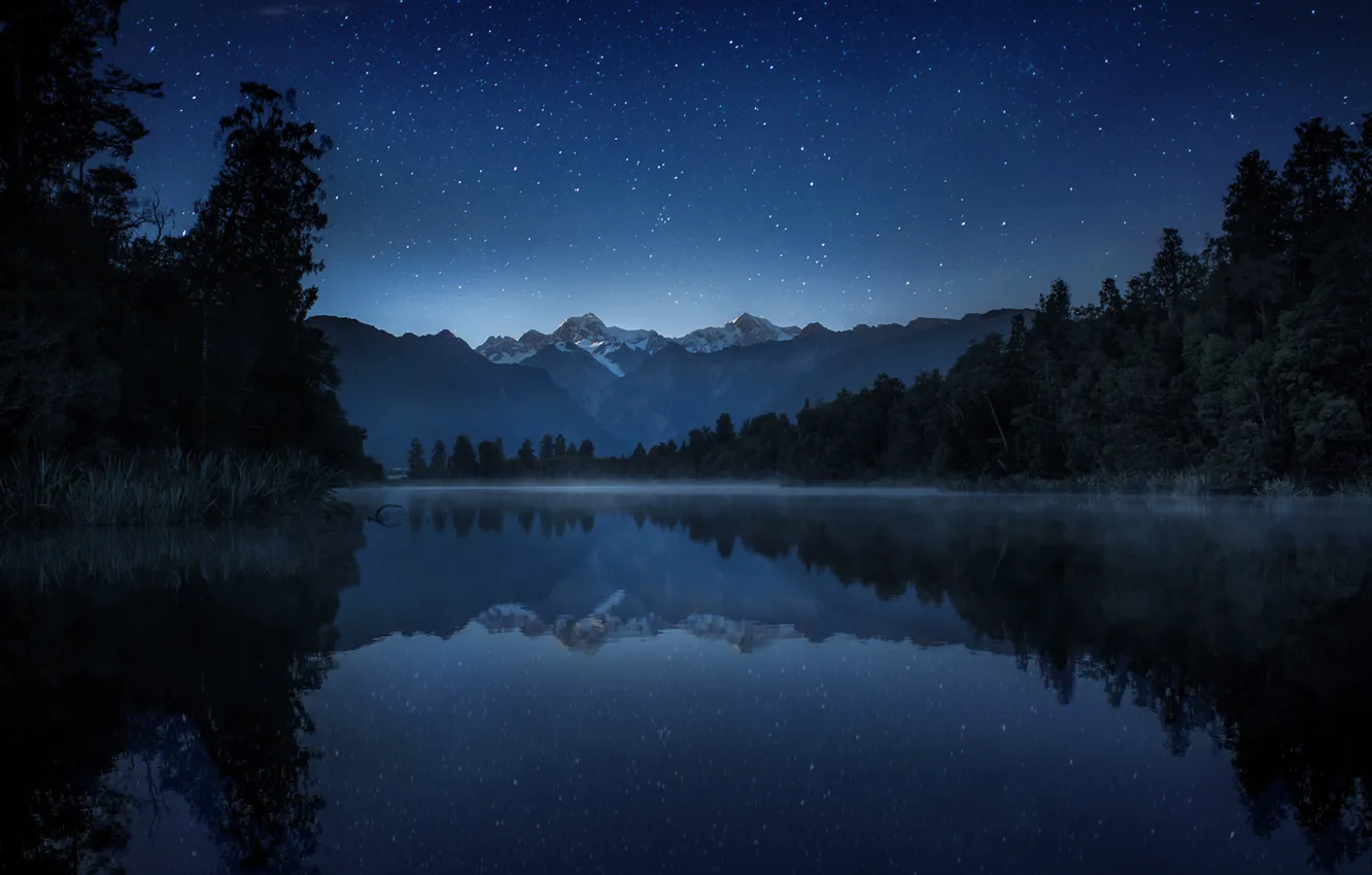 Фото обои небо, звезды, деревья, горы, ночь, озеро, отражение, камыши