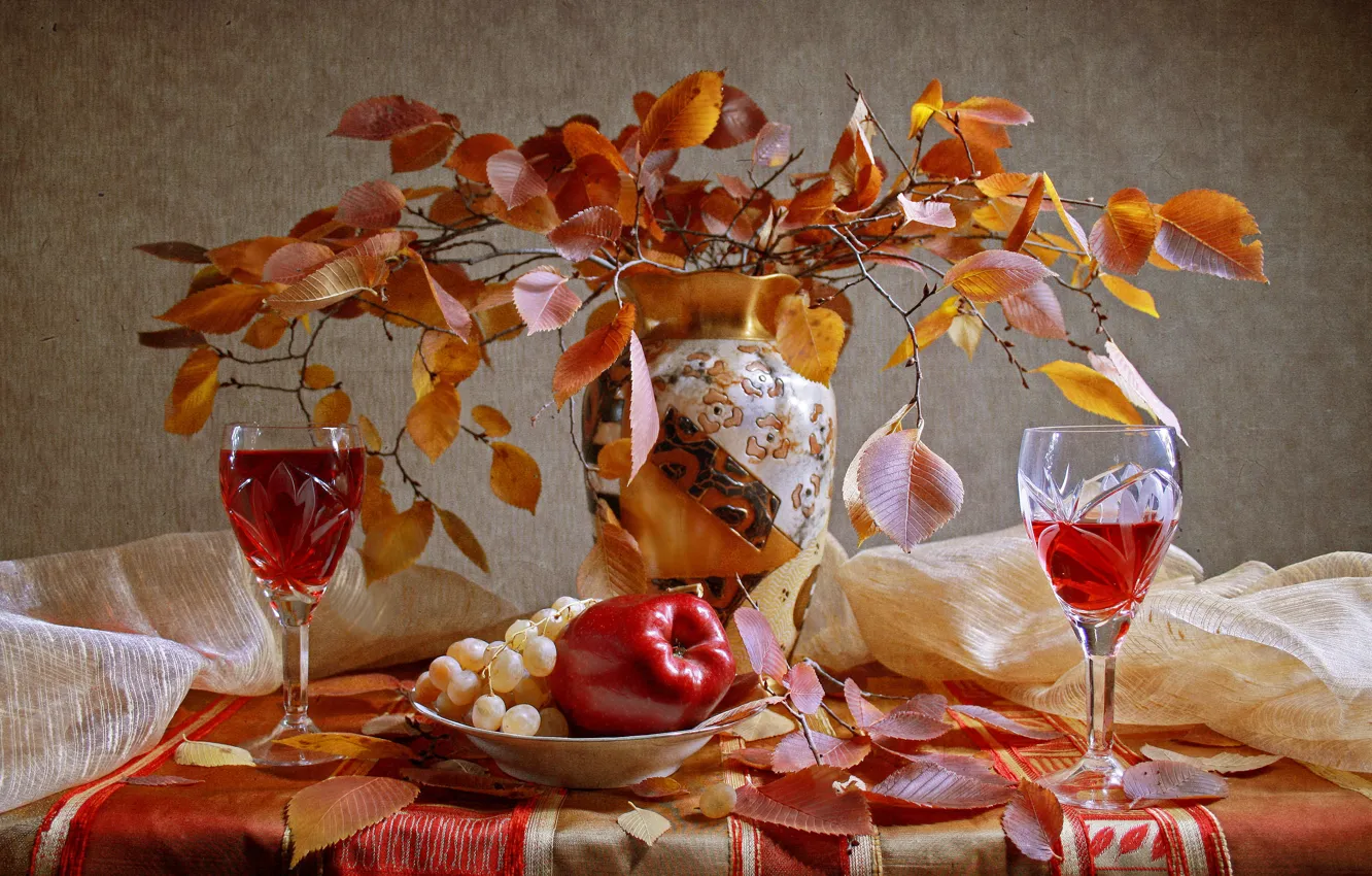 Фото обои листья, вино, яблоко, букет, Осень, бокалы, виноград, ваза