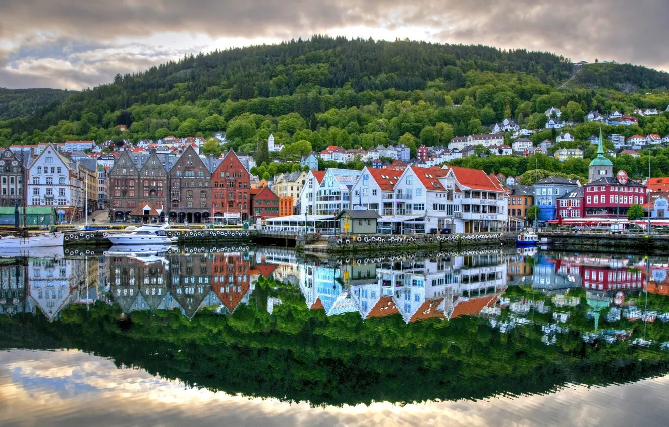 Фото обои город, отражение, река, дома, причал, катера, улицы, норвегия