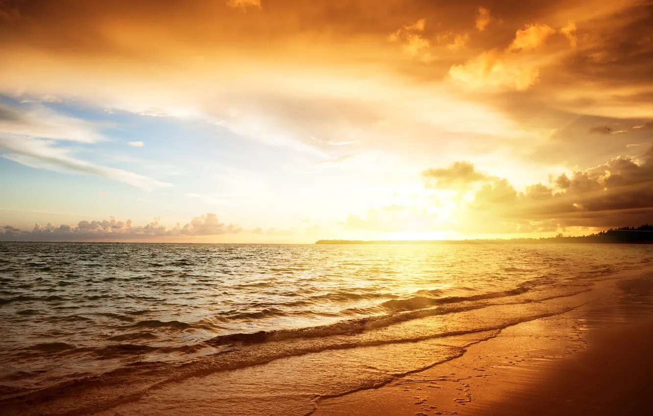 Фото обои песок, море, облака, тепло, берег, прибой