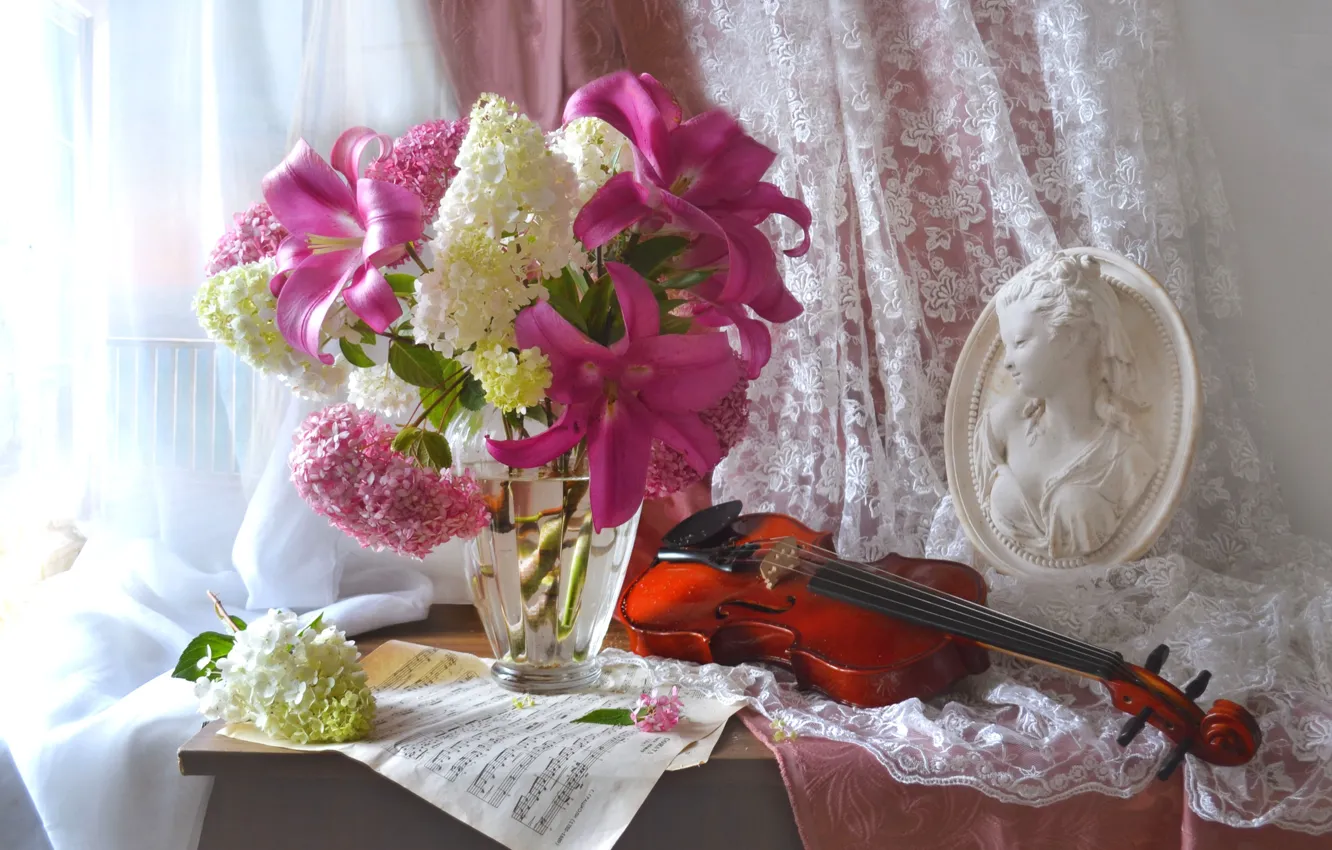 Фото обои девушка, ноты, скрипка, лилия, букет, окно, ваза, бюст