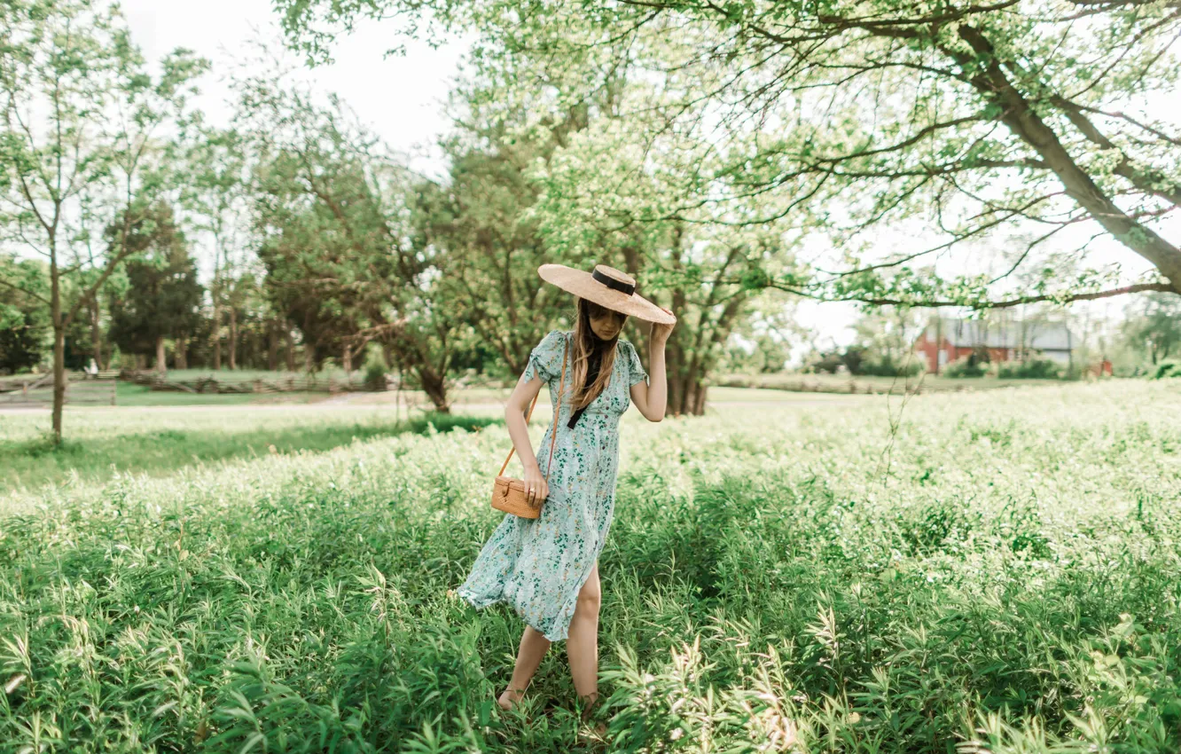 Фото обои лето, девушка, солнце, деревья, природа, поза, шляпа, сумка
