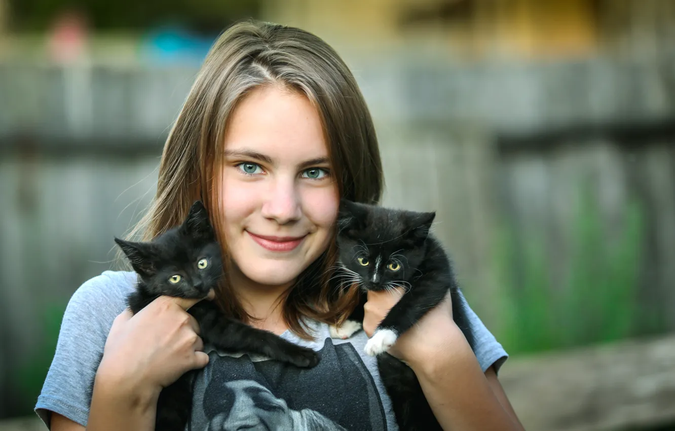 Фото обои девушка, лицо, улыбка, котята