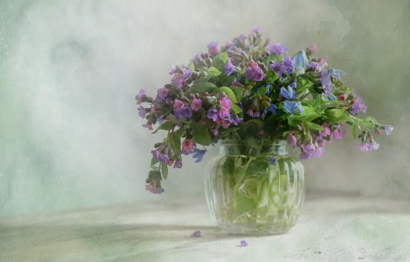 Фото обои цветы, стол, обработка, букет, голубые, ваза, розовые, натюрморт